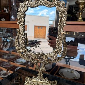 Espejo de Tocador de Bronce con Marco Ornamentado - imagen 3