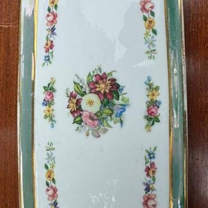 1 juego en porcelana española V.P compuesto por 2 jarrones tipo potiche y 1 alajero con tapa. Su diseño es fino y elegante con montivos florales y guardas al rededor de las piezas montadas sobre un platillo (24 y 13 las medidas) - imagen 2