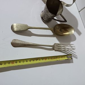 Lote de Utensilios Metálicos Antiguos: Pinza, Tazas, Cuchara y Tenedor - imagen 5