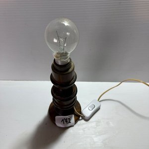 Lote siguiente: Lámpara de Mesa Antigua de Madera con Bombilla