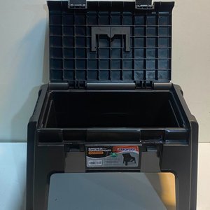 Banqueta Plástica Negra Plegable con Compartimento Organizador ARQPLAST - imagen 5