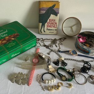 Lote de bijouterie, relojes, libro y varios - imagen 1
