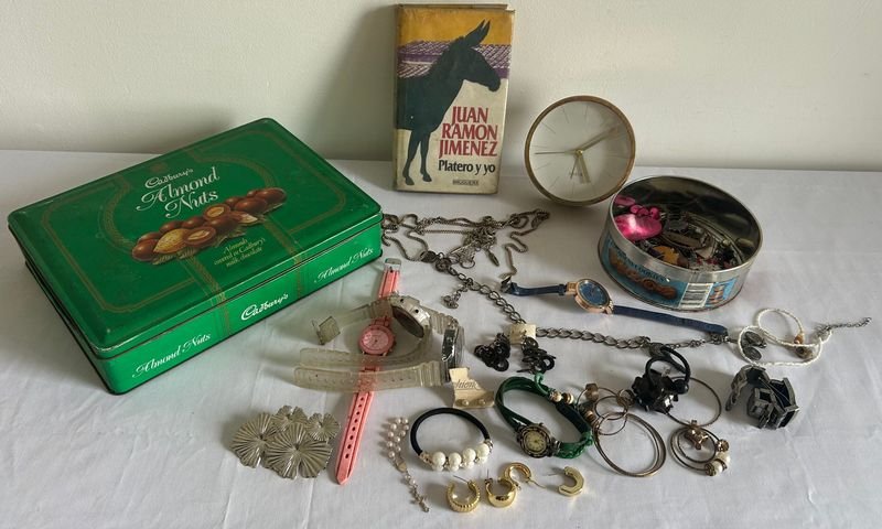 Lote de bijouterie, relojes, libro y varios