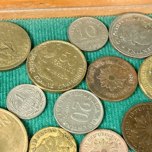 Vitrina de Madera con Colección de Monedas Varias - imagen 4