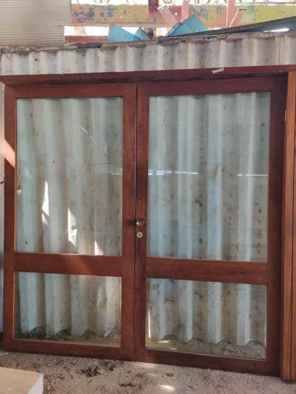Puertas Dobles de Madera y Vidrio