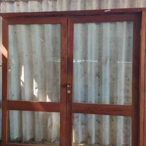 Lote siguiente: Puertas Dobles de Madera y Vidrio