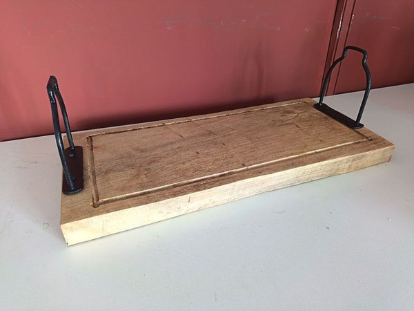 Tabla Artesanal de Madera con Asas Metálicas - imagen 1