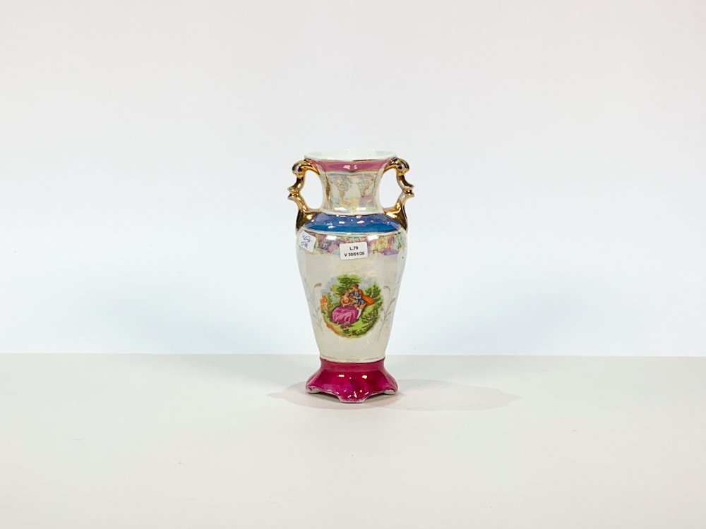 Lote siguiente: Vaso cónico de vidrio con decoración floral