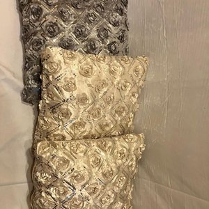 Lote anterior: Lote de Tres Almohadones Decorativos con Diseño de Rosas y Lentejuelas