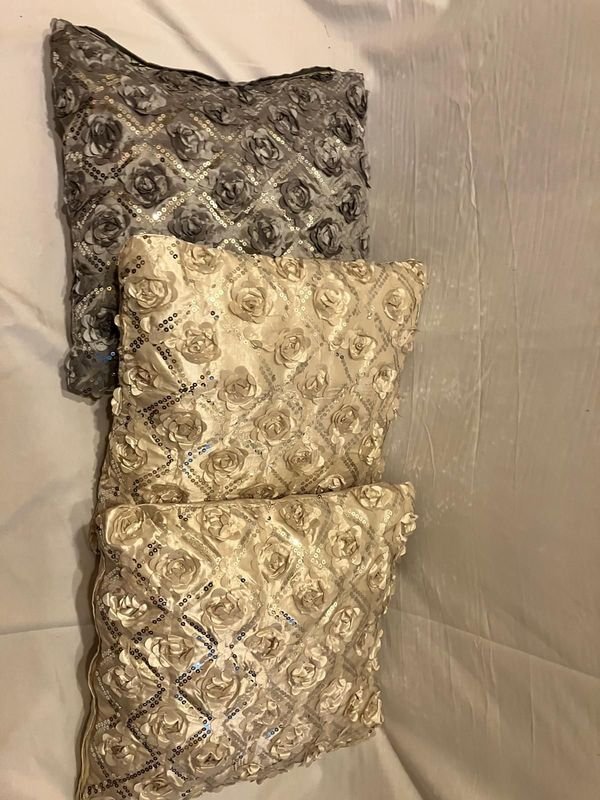 Lote de Tres Almohadones Decorativos con Diseño de Rosas y Lentejuelas