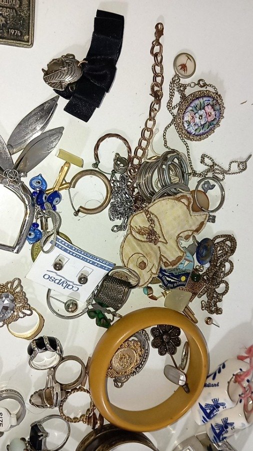 Variedad de anillos, pulseras, collares y pendientes de estilos diversos - imagen 5