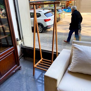 Sofá Beige, Sillón de Madera y Mesas Auxiliares de Mármol - imagen 4