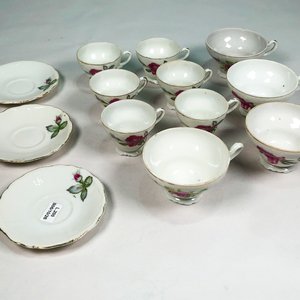 Juego de 13 Piezas de Porcelana Blanca con Flores Rosas: Tazas y Platitos - imagen 2