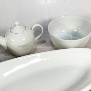 Set de Vajilla Blanca y Negra: Tetera, Fuente Oval, Potes, Tazas y Plato - imagen 4