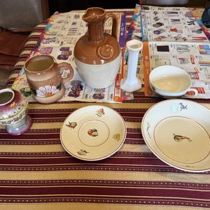 Lote siguiente: Lote de Artículos de Porcelana: Jarra, Taza, Florero, Candelero y Platos