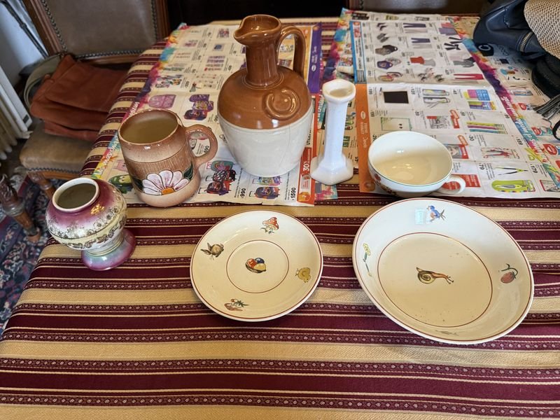 Lote de Artículos de Porcelana: Jarra, Taza, Florero, Candelero y Platos