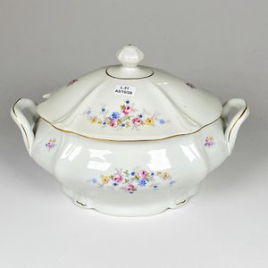 Lote anterior: Sopera de porcelana checa con tapa, decoración floral