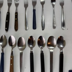 Lote de Cubiertos Metálicos y Cubierteros de Plástico - imagen 3
