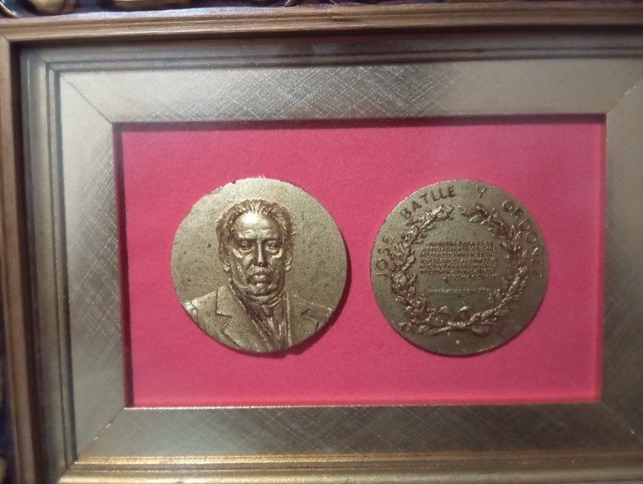 Medallas de José Batlle y Ordoñez enmarcadas - imagen 4