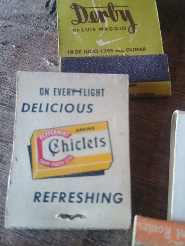 Colección de cajas de cerillos con diseños y colores variados - imagen 2