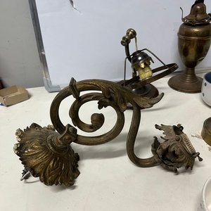 Lote de Apliques de Bronce, Farol a Queroseno y Vajilla Variada - imagen 2