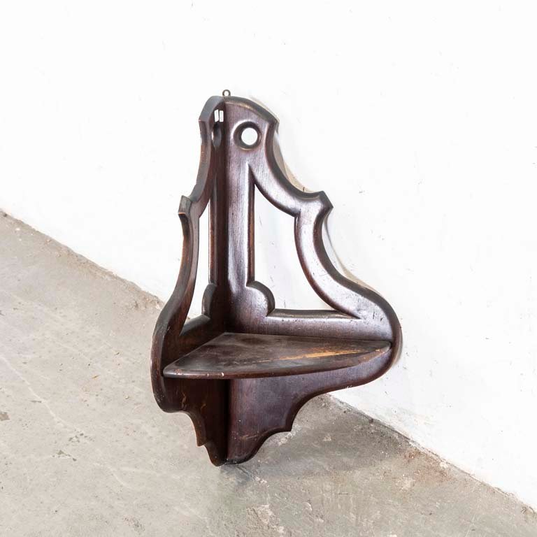 Lote anterior: Repisa esquinera de madera con detalles en el lustre