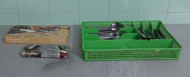 Juego de Cubiertos Variados con Pala para Torta y Cucharita de Bebé