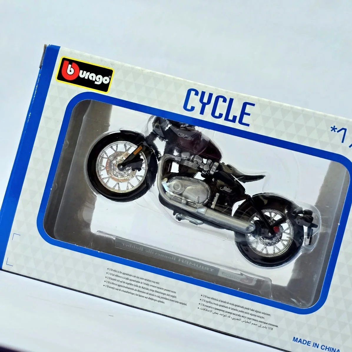 Modelo de Motocicleta Triumph Bonneville Bobber 1:18 de Burago - imagen 3
