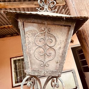 Farol Antiguo de Chapa con Detalles Ornamentales - imagen 3