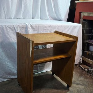 Rack de TV enchapado en madera con ruedas - imagen 2