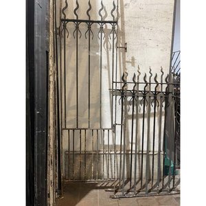 Lote anterior: 3 Tramos de Rejas de Hierro Forjado con Detalles de Óxido y Pintura