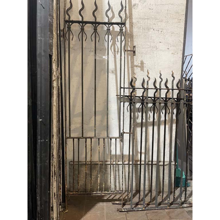 3 Tramos de Rejas de Hierro Forjado con Detalles de Óxido y Pintura