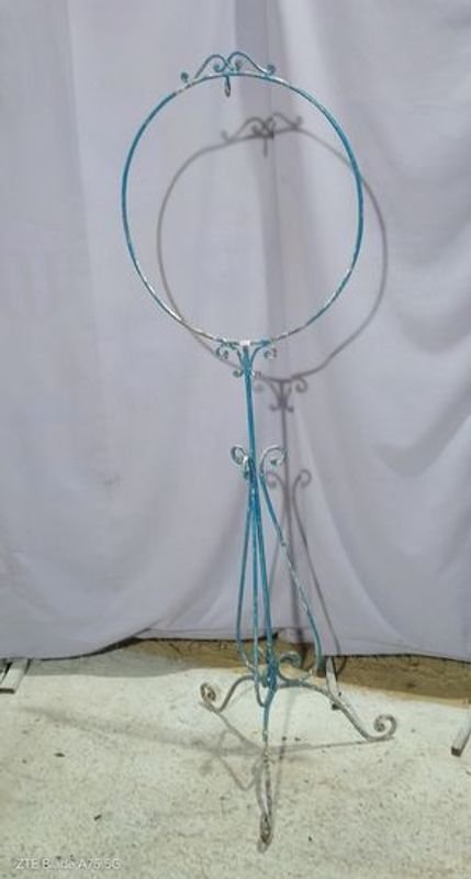 Antiguo Soporte de Hierro para Pajarera con Aro Decorativo