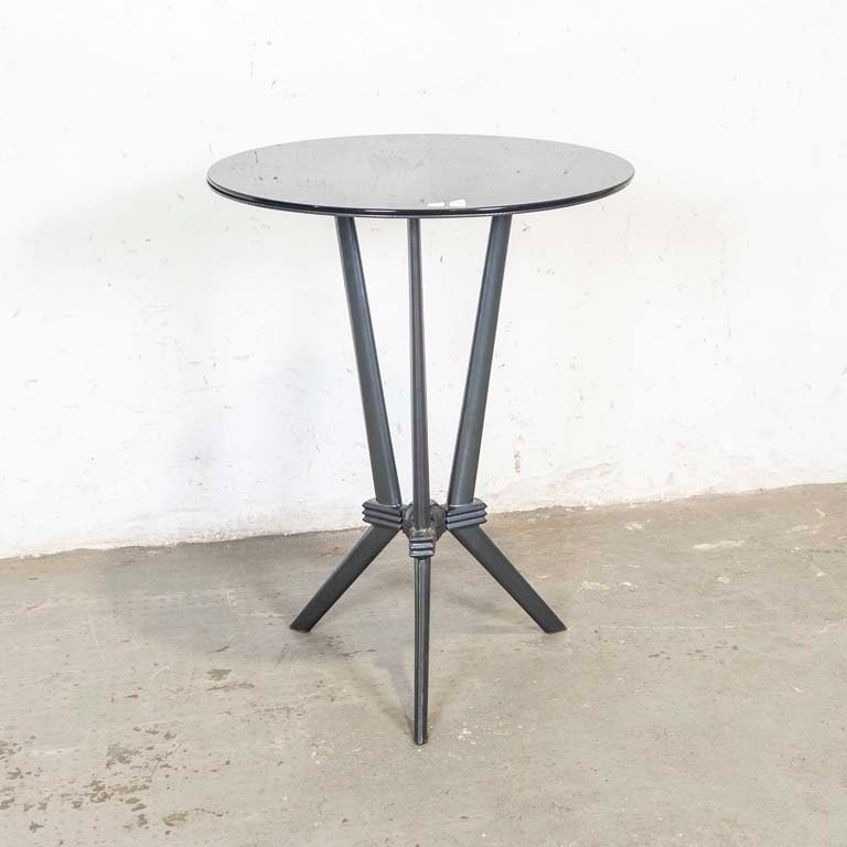 Mesa de jardín de metal con tapa circular de vidrio y tres patas - imagen 1