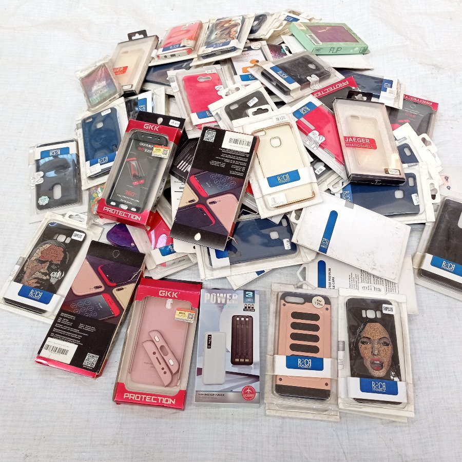 Gran cantidad de fundas para celulares