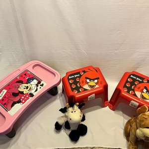 Mesa Auxiliar Minnie Mouse y Banquitos Angry Birds con Peluches - imagen 3
