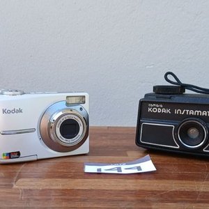 Lote de Dos Cámaras Kodak: Digital EasyShare C613 y Analógica Instamatic 11 Vintage - imagen 2