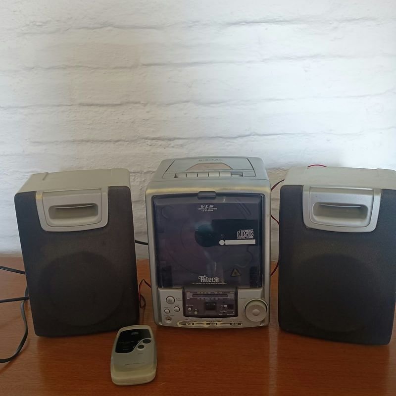Equipo de Sonido Hi-Tech con Parlantes y Control Remoto