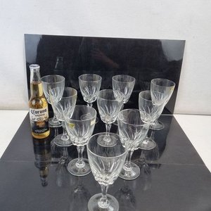 L 394 - 10 Piezas - Set de 10 copas de cristal de diseño, con detalles labrados en su fuste y base, ideales para brindis y celebraciones (Con Etiqueta) - imagen 2