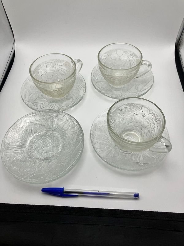Juego de 3 Tazas de Té y 5 Platillos de Vidrio Labrado Vintage