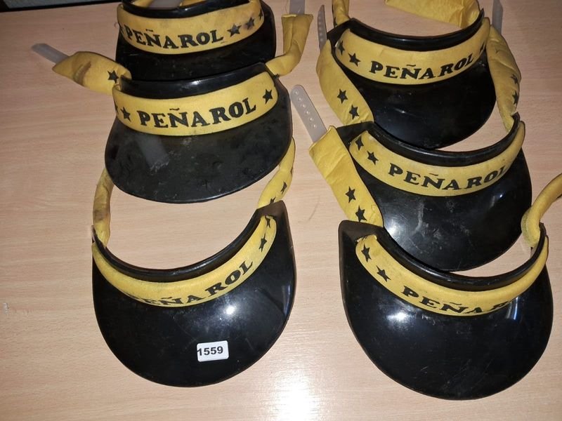 Lote siguiente: Lotes de viseras de Peñarol del año 1990