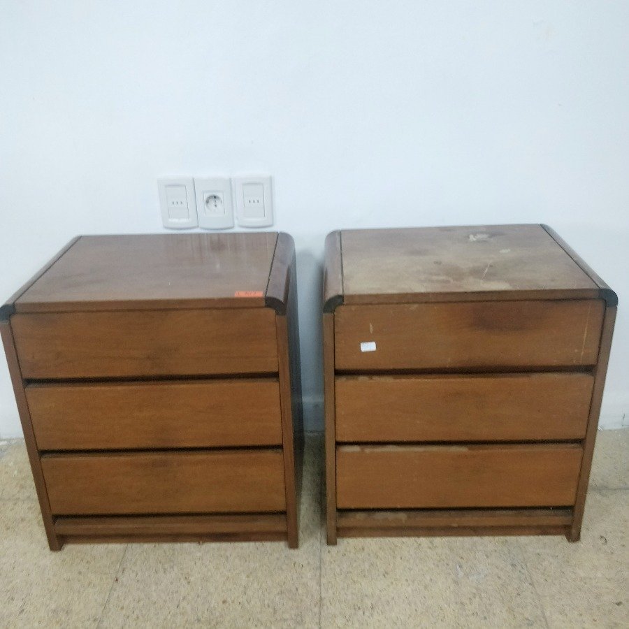 Mesas de luz de madera con tres cajones y detalles