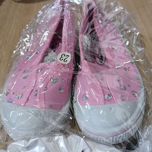 Lote anterior: 12 Pares de Zapatillas Rosadas para Niña con Brillos