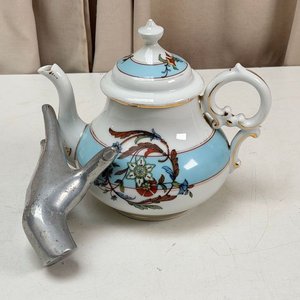 Lote siguiente: Tetera de Porcelana Isabelina con Diseño Floral y Bordes Dorados