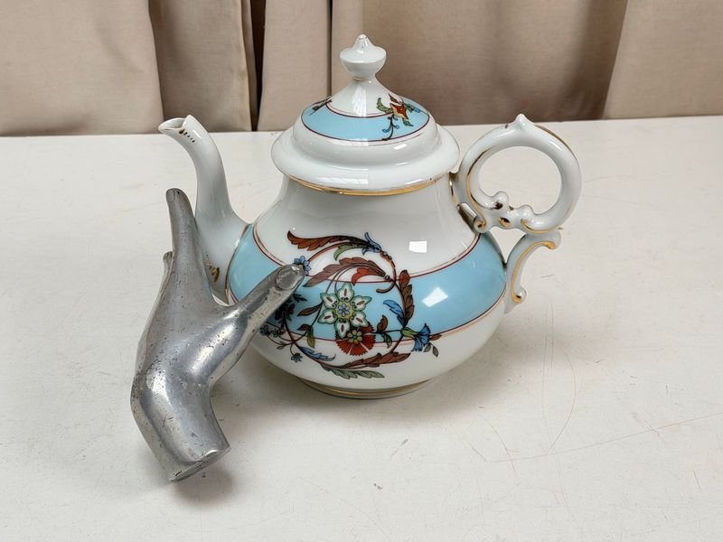 Tetera de Porcelana Isabelina con Diseño Floral y Bordes Dorados