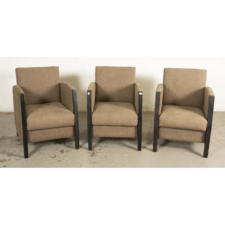 Tres Sillones Tapizados en Tela Gris con Estructura de Madera