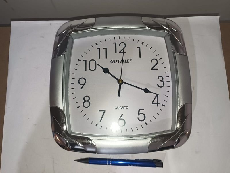 Reloj de pared de plata con bolígrafo azul - imagen 3