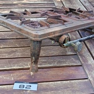 Anafe a gas de dos quemadores, estructura de Metal Con Detalles de Oxidación. Falta una Pata. - imagen 2