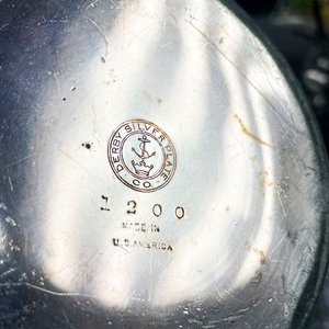 Cuatro piezas, bandeja en metal asas laterales, centro firma canasta con depósito hialino y centro calado - imagen 4