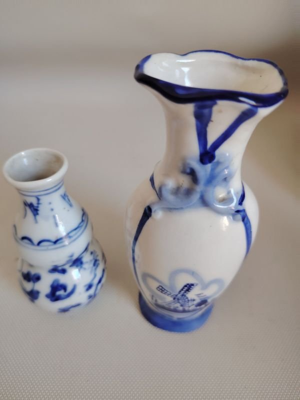 Dos floreros de porcelana azul y blanca con diseño besándose - imagen 3